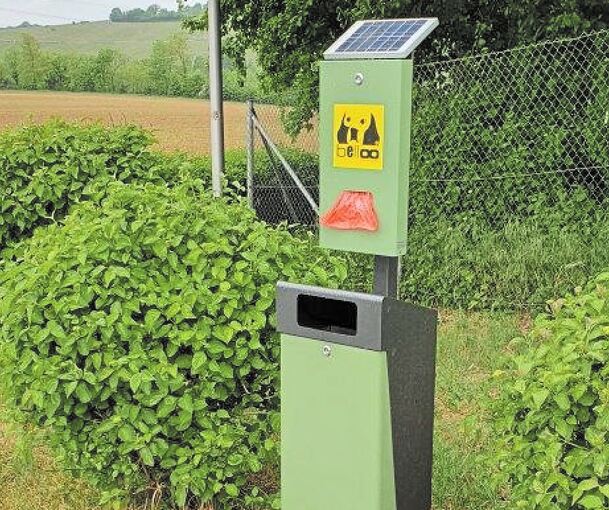 Einer der drei digitalen Hundekottütenspender in Pleidelsheim – inklusive Solarpanel. Foto: privat