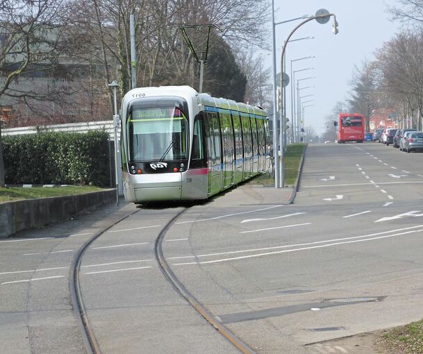 So könnte es einmal aussehen: Eine Stadtbahn fährt durch Ludwigsburg. Dass die Züge auch den Sitz des Finanzkonzerns W&W in Kornwestheim erreichen werden, wird aber unwahrscheinlicher. Archivfoto: W. Bischof