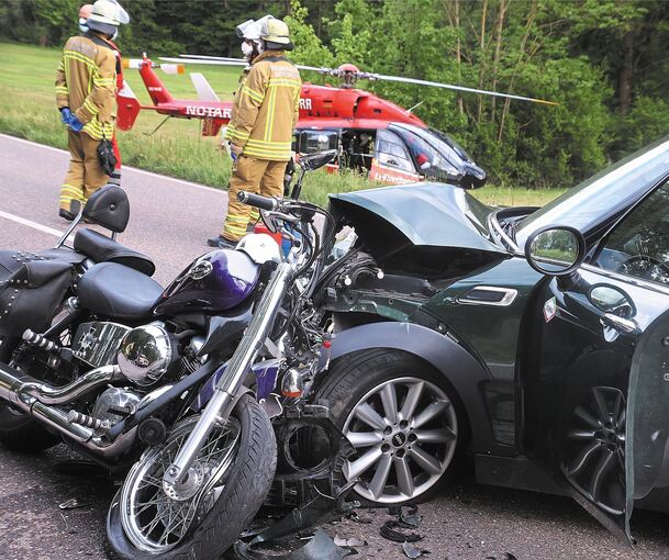 Bei einem Verkehrsunfall auf der Straße zwischen Sachsenheim und Sersheim ist gestern gegen 18.30 Uhr ein 60-jähriger Motorradfahrer lebensgefährlich und seine mitfahrende Tochter schwer verletzt worden. Eine Mini-Fahrerin wollte nach links auf einen