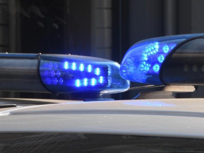 Polizeifahrzeuge stehen mit eingeschaltetem Blaulicht