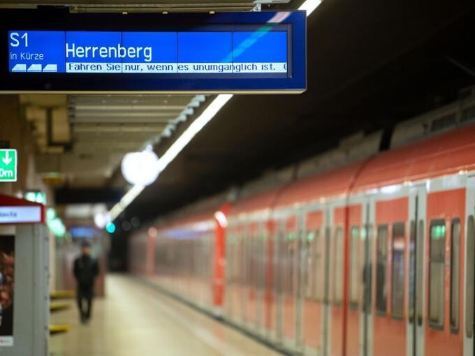 Ein Zug steht in einem Bahnhof in Stuttgart