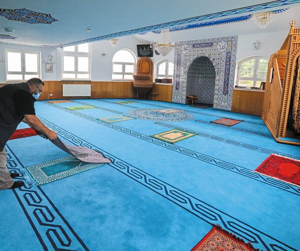 Wer in der Pleidelsheimer Moschee betet, legt seinen Teppich auf einen der vorbereiteten Teppiche.Foto: Ramona Theiss