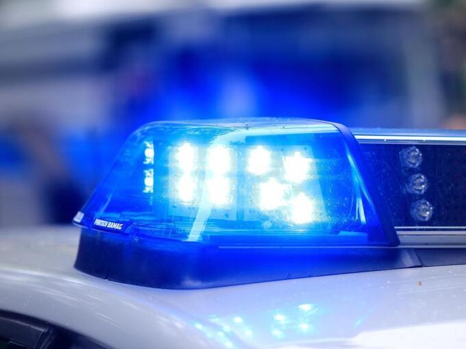 Ein Fahrzeug der Polizei ist im Einsatz