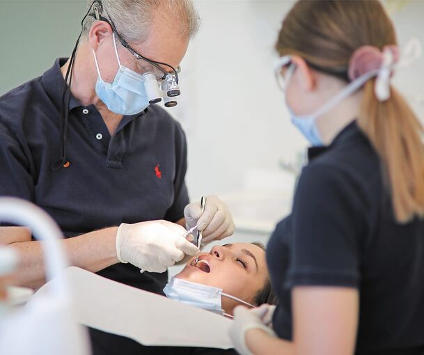 Dr. Thomas Nessler bei der Behandlung einer Patientin. In den Zahnarztpraxen sind die Hygienestandards sehr hoch. Foto: Ramona Theiss