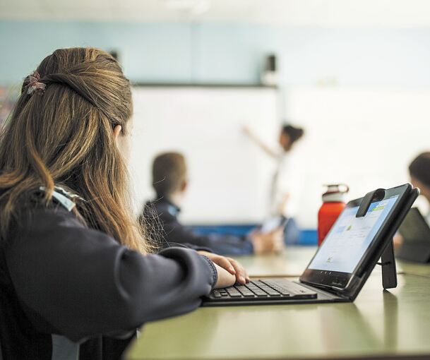 Digitales Lernen in der Schule ist ein Prozess. Es fängt mit der Ausstattung an, hört aber mit Lernkonzepten nicht auf.Foto: David Fuentes/Stock Adobe