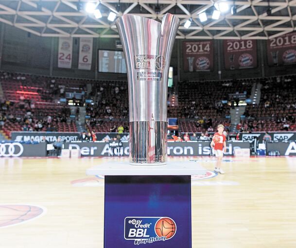 Objekt der Begierde: Der Meisterpokal. Foto: Matthias Balk/dpa