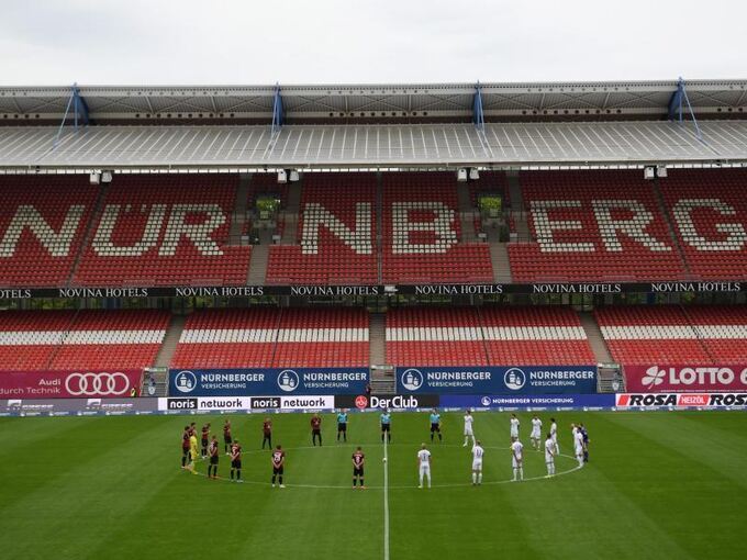 Schweigeminute vor Spielbeginn in Nürnberg