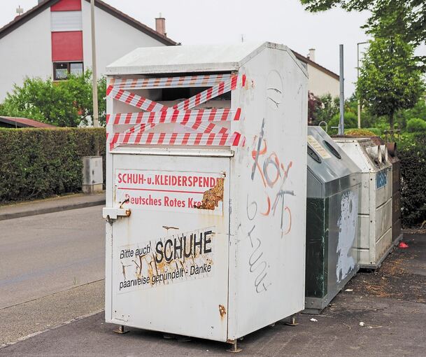 Abgesperrt: Auch der Altkleidercontainer in Pleidelsheim kann nicht genutzt werden. Foto: Holm Wolschendorf