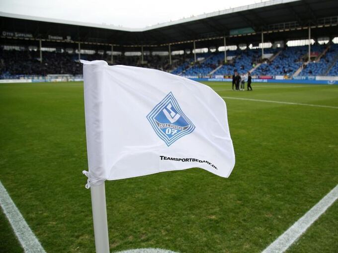 Die SV Waldhof Mannheim Eckfahne weht im Stadion