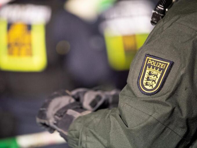 Landeswappen von Baden-Württemberg auf der Jacke eines Polizisten