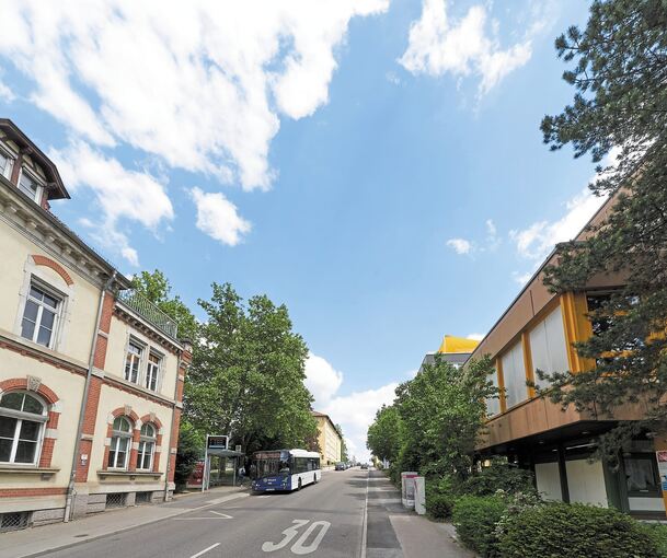 Blick in die Harteneckstraße: Hinter dem Zuckerbäckerhaus aus der Gründungszeit des Klinikums (links) soll auf beiden Seiten der Straße gebaut werden. Ganz rechts ist die Pflegeschule zu sehen. Foto: Andreas Becker