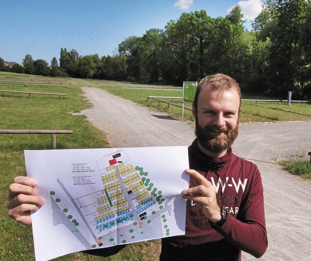 Bezirksjugendreferent Johannes Stelzner mit dem Plan für den Freibad-Wiesenparkplatz.Foto: Alfred Drossel