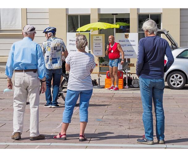 Gerhard Luithle (links) bei einer Protestaktion im Mai 2020. Das rechte Bild zeigt die Montagsspaziergänger diese Woche. Fotos: Holm Wolschendorf