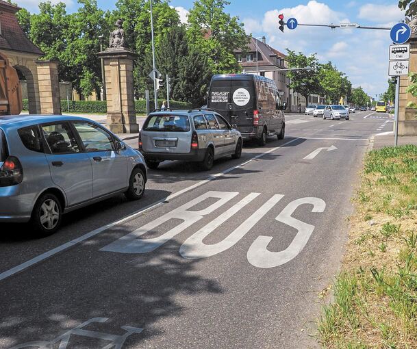 Zwei neue Busspuren: Links in der Schorndorfer Straße mit dem Ausgangspunkt beim Schorndorfer Tor, wo es rechts ab zum Klinikum geht. Auf der Spur dürfen auch Radler fahren, sie reicht bis vor das Blühende Barock. Auf dem Bild rechts die neue Busspur