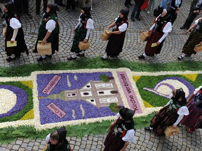 Fronleichnam Prozession mit Blumenteppich