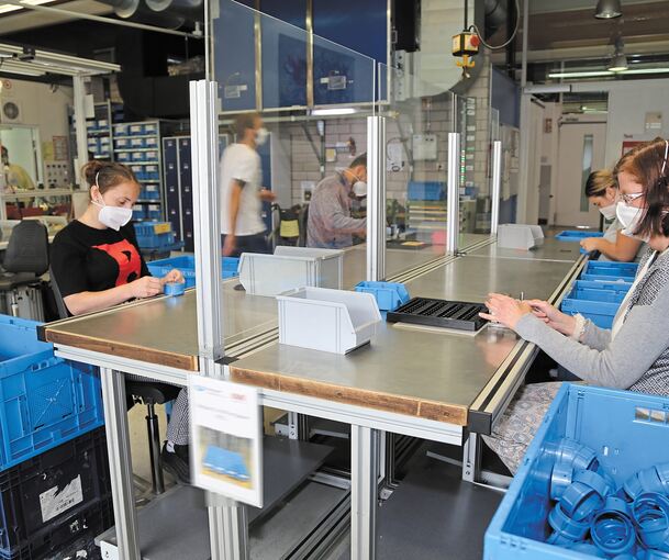 Bereits im Frühjahr waren Trennscheiben an den Arbeitsplätzen angebracht worden, jetzt sind auch die Gruppen neu geordnet.Archivfoto: privat