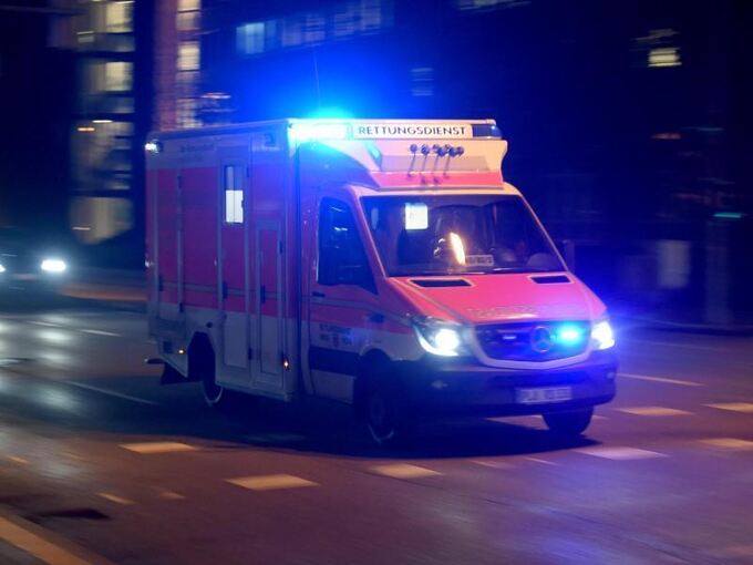 Krankenwagen fährt mit Blaulicht über eine Straße