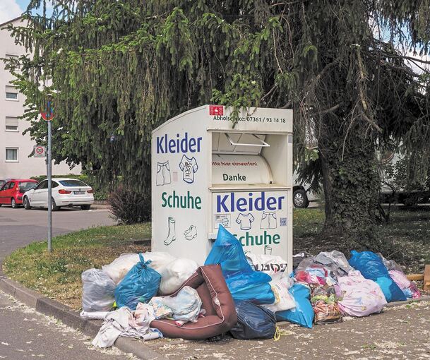 Der Container eines gewerblichen Anbieters in der Neckarweihinger Au (links) wird nicht geleert und zieht Müllvandalen an, in der Reuteallee bei dem Deutschen Roten Kreuz waren die Container zugeklebt, die Bänder wurden aber teils entfernt.Fotos: Hol