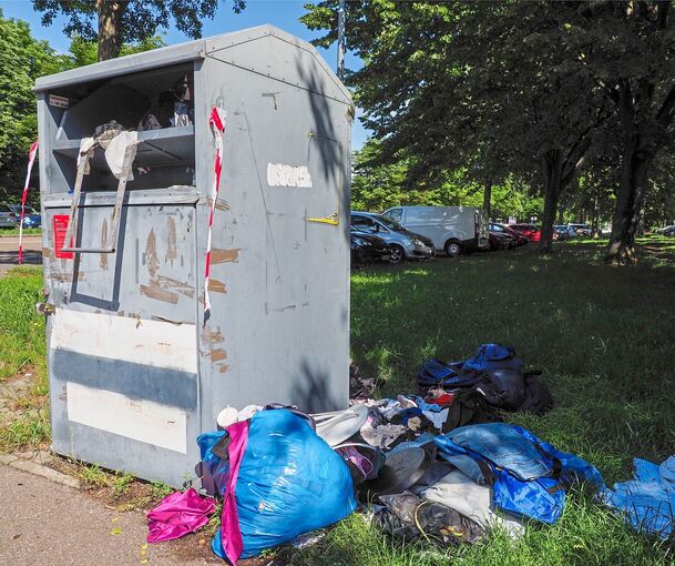 Kleiderberge neben einem Container in Ludwigsburg.
