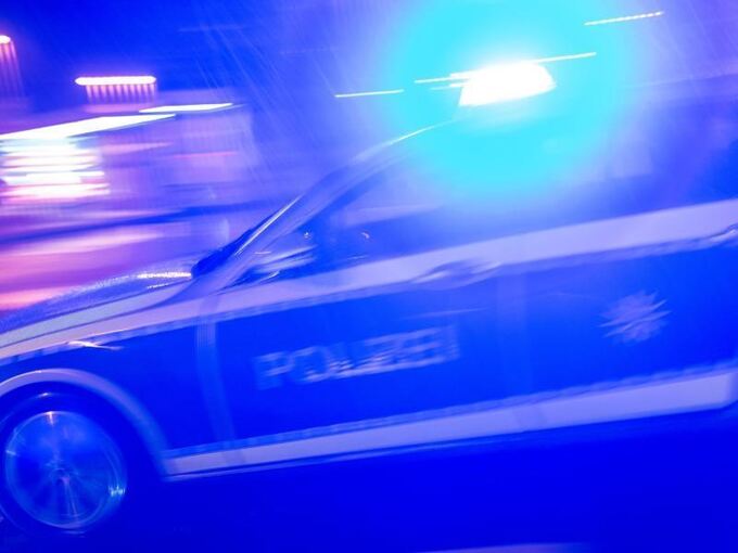 Ein Streifenwagen der Polizei fährt mit Blaulicht