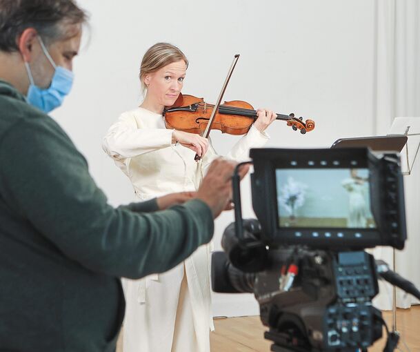 Und: Action! Geigerin Meike Brandenbusch bei den Filmarbeiten im Forum.Foto: Ramona Theiss