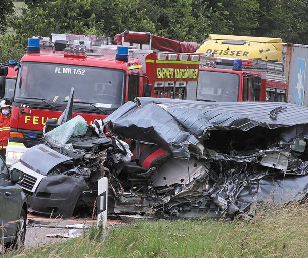 Der Fahrer dieses total zerstörten Lieferwagens kam bei dem Unfall ums Leben.Fotos: Alfred Drossel