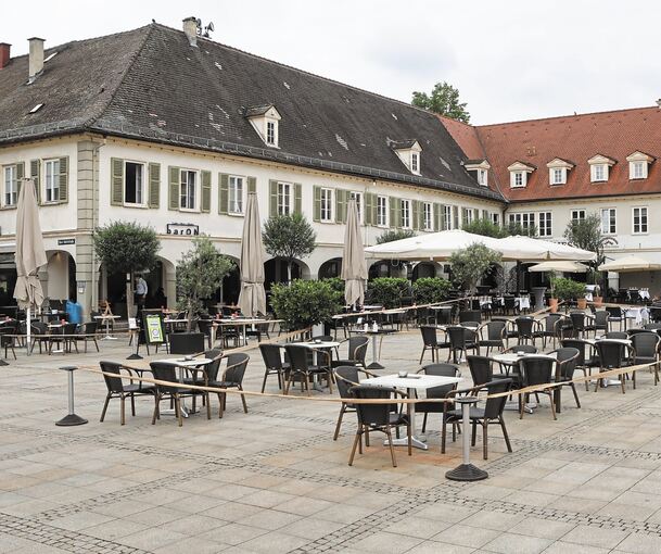 Die Tische bleiben leer: Lokale - wie hier am Ludwigsburger Marktplatz - müssen wieder schließen. Archivfoto: Ramona Theiss