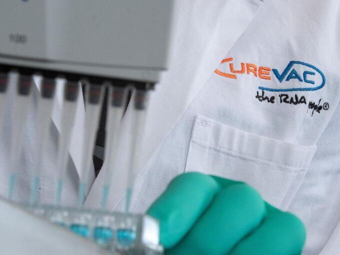 Ein Mann pipettiert in einem Labor eine blaue Flüssigkeit