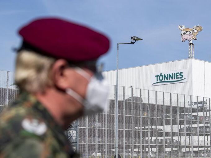 Bundeswehrsoldat vor Tönnies-Werk