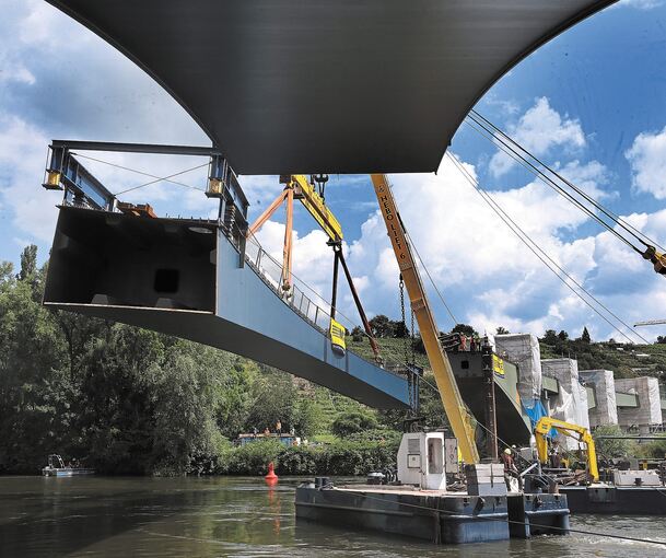 Spektakel am Samstag: Das Mittelteil der neuen Benninger Neckarbrücke wird eingesetzt. Fotos: Alfred Drossel