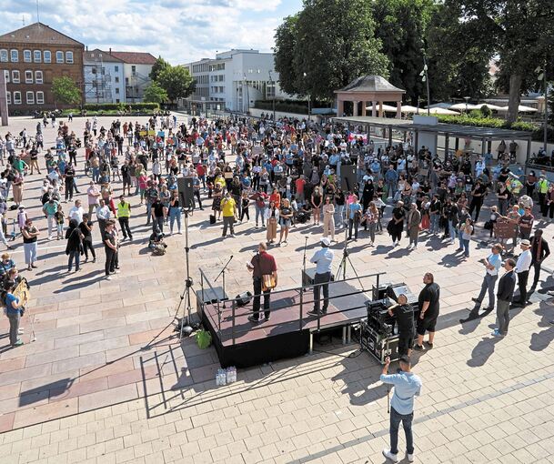 Bunt vereint: Am Samstag finden sich rund 450 Menschen auf dem Rathaushof zusammen, um gemeinsam gegen Rassismus zu demonstrieren. Auf der Bühne die Veranstalter Jochen Faber (links) und Saliou Gueye. Foto: Andreas Becker