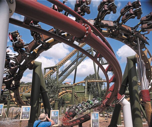 Nicht nur die beiden Achterbahnen „Karacho“ und „G’sengte Sau“ im Erlebnispark Tripsdrill ziehen die Besucher an. Archivfoto: Alfred Drossel