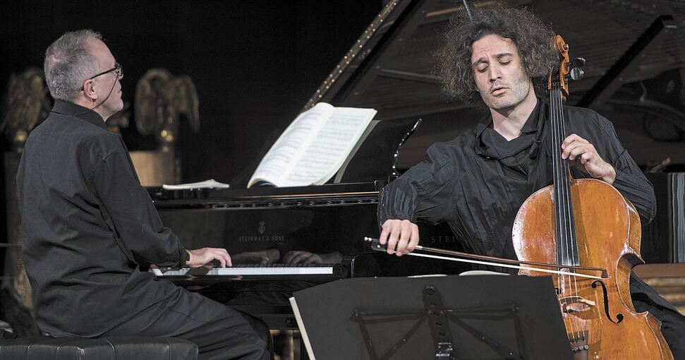 Mehr Privileg als Drama sind die raren Live-Momente für Musiker und Publikum: Nicolas Altstaedt und Alexander Lonquich.Foto: Reiner Pfisterer