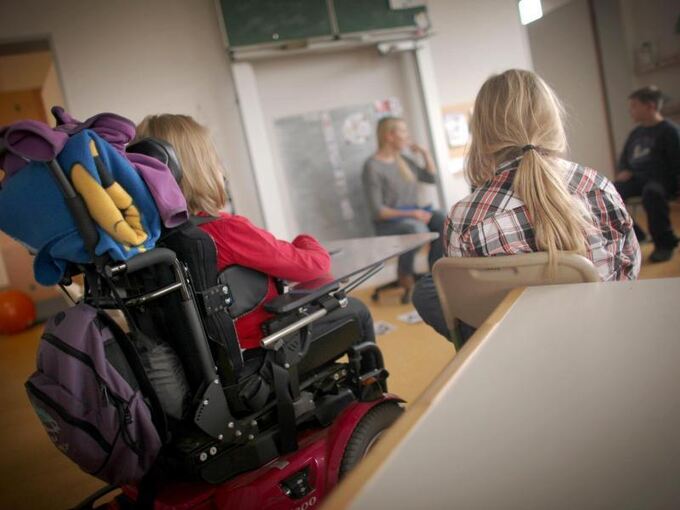 Schüler mit und ohne Behinderung verfolgen den Unterricht