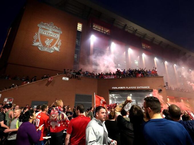 Fc Liverpool Tausende Fans Feiern Den Meistertitel An Der Anfield