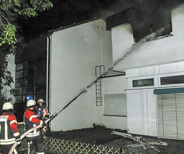 Beim Brand in einer Hausmeisterwohnung im Dachgeschoss eines katholischen Gemeindehauses in Hemmingen ist ein 55-Jähriger verletzt worden. Als er in der Wohnung nach der Brandursache suchte, zog er sich eine leichte Kohlenmonoxidvergiftung zu. Die Wo