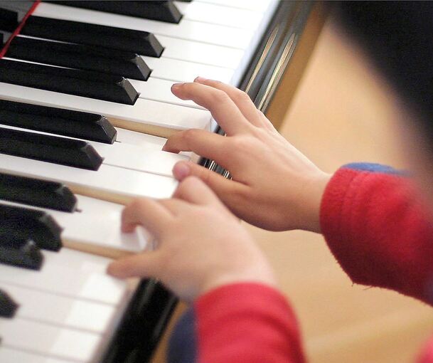 Schüler der Jugendmusikschule Freiberg/Pleidelsheim können ihr Lieblingslied spielen und zum Wettbewerb einreichen. Foto: Hannibal Hanschke/dpa