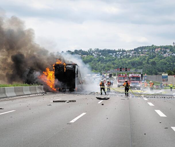 Bild der Zerstörung auf der A 81 kurz vor dem Tunnel. Der Sattelzug brannte komplett aus, Foto: 7aktuell/Max Kurrer