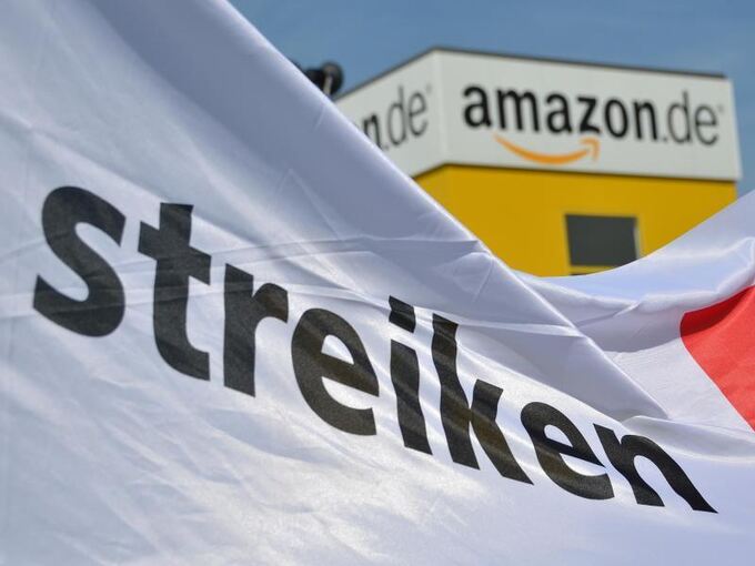 Streik vor einem Logistik-Center von Amazon