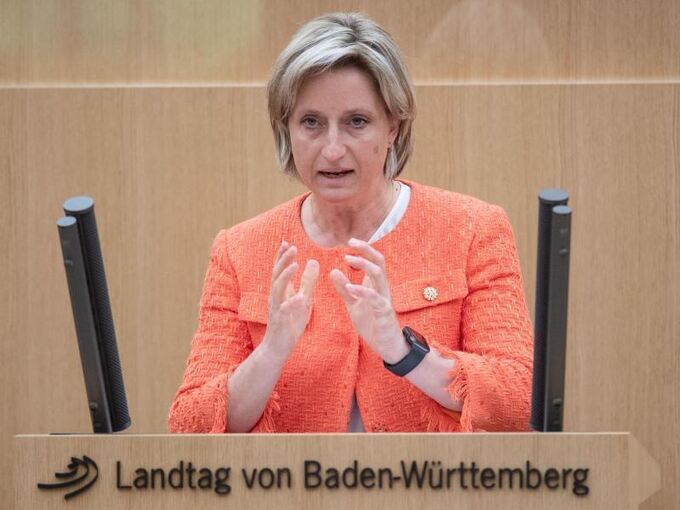 Wirtschaftsministerin Hoffmeister-Kraut (CDU) spricht im Landtag