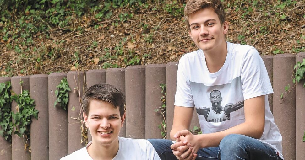 Haben ihr Lachen trotz Corona nicht verloren: Die Markgröninger Abiturienten Luis Böhringer (rechts), Thilo Kendlbacher.