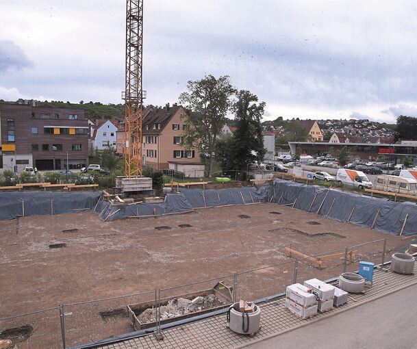 Die Baugrube für die Kita „Am Holzplatz“ ist ausgehoben. Die Höhe des mehrgeschossigen Gebäudes lässt sich nur erahnen. Foto: Alfred Drossel