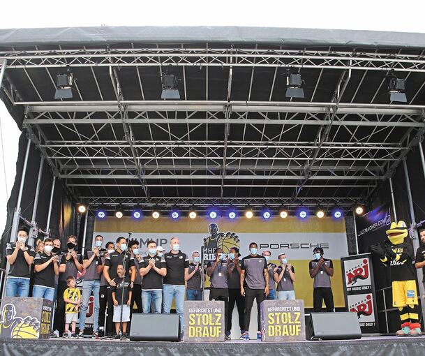 Lassen sich auf der Bühne im Autokino Kornwestheim feiern: Die Bundesliga-Basketballer der MHP-Riesen Ludwigsburg.Foto: Baumann