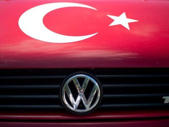 Türkische Flagge auf Motorhaube