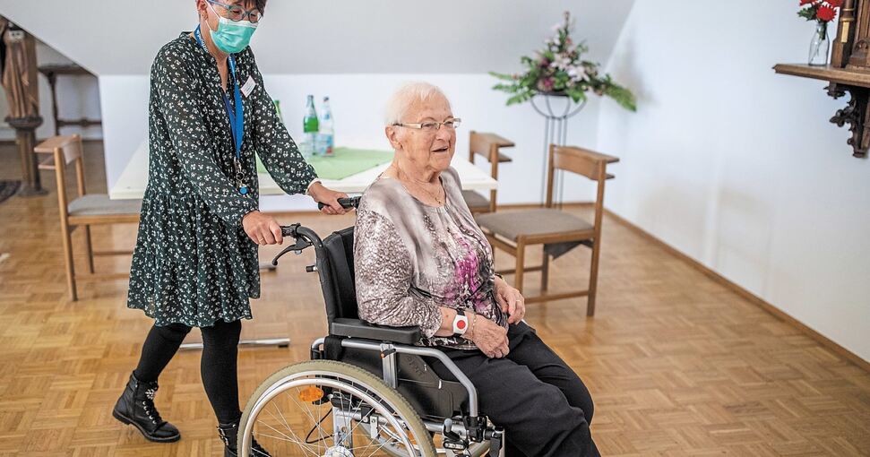 Inzwischen dürfen die Bewohner der Pflegeheime auch zum Spaziergang abgeholt werden.Foto: dpa/Marcel Kusch