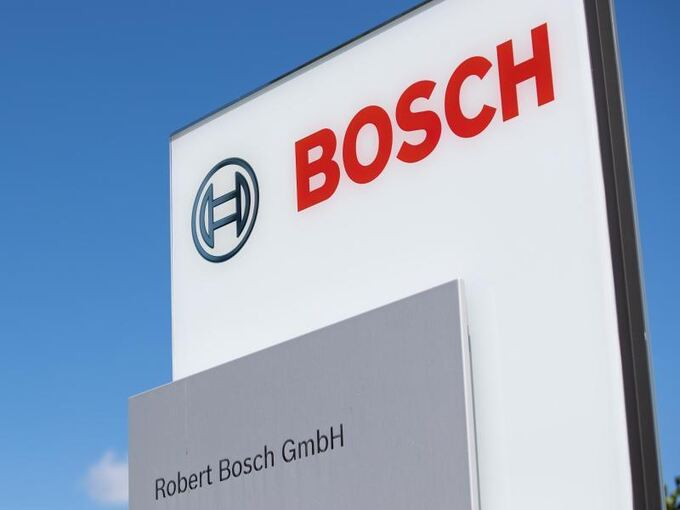 Das Logo der Firma Bosch ist am Werksgelände zu sehen