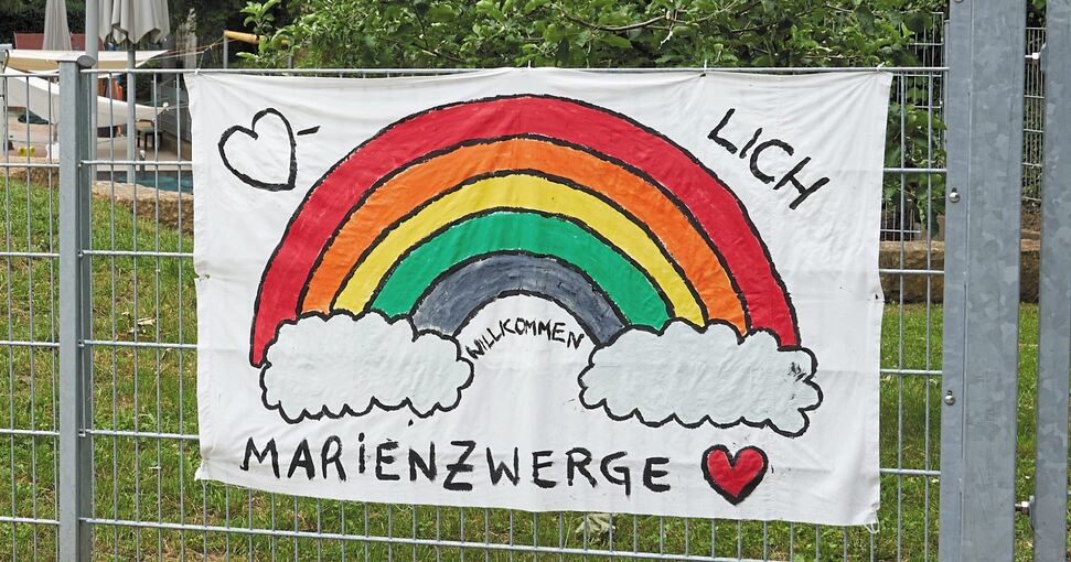 Dieses Bild eines Regenbogens hängt am Zaun des Zwergenstübles in der Marienstraße in Freiberg. Foto: Andreas Becker