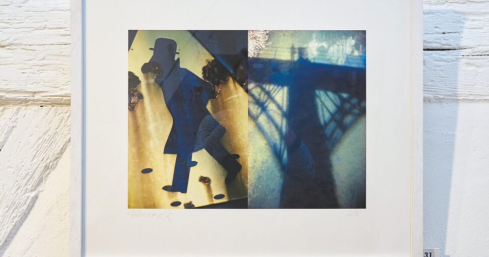 Die optische Wirkung steht im Vordergrund: Gary Duszynski mit der Tübinger Neckaransicht (links), daneben eines der vier Diptychen, in denen der Künstler zwei Bilder über den Inhalt miteinander verbindet. Fotos: Andreas Becker