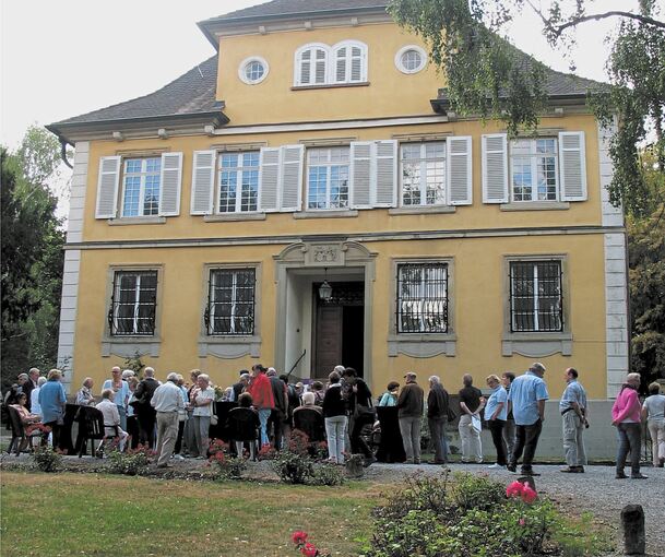 Zahlreiche Besucher interessieren sich bei einer Schlossführung vor zwei Jahren für das denkmalgeschützte Gebäude.Archivfoto: Susanne Müller-Baji