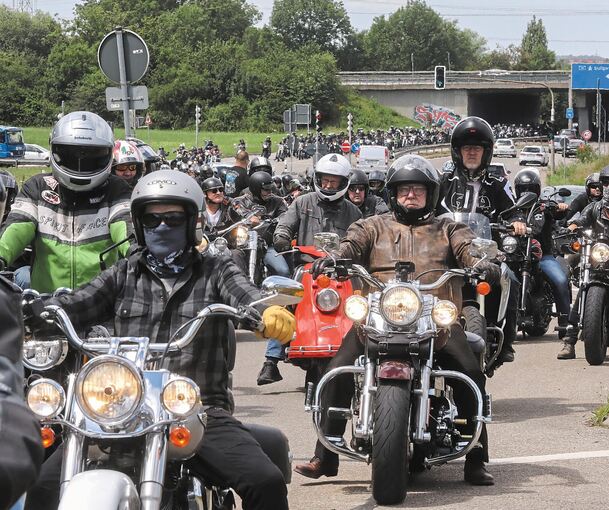 Motorradfahrer so weit das Auge reicht: Am Samstag nehmen tausende Biker an einer Protestfahrt von Ludwigsburg nach Stuttgart teil.
